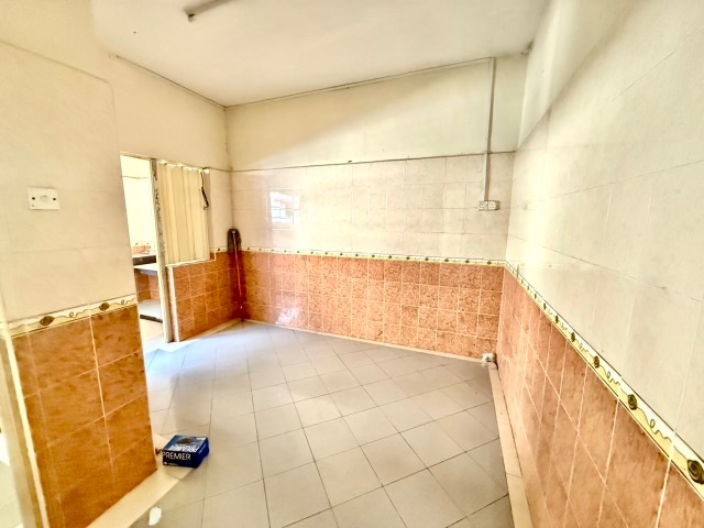 Johor Jaya - Double Storey Terrace / Original Unit with Kitchen Extension / Walking Distance to Shop - Thumbnail 7