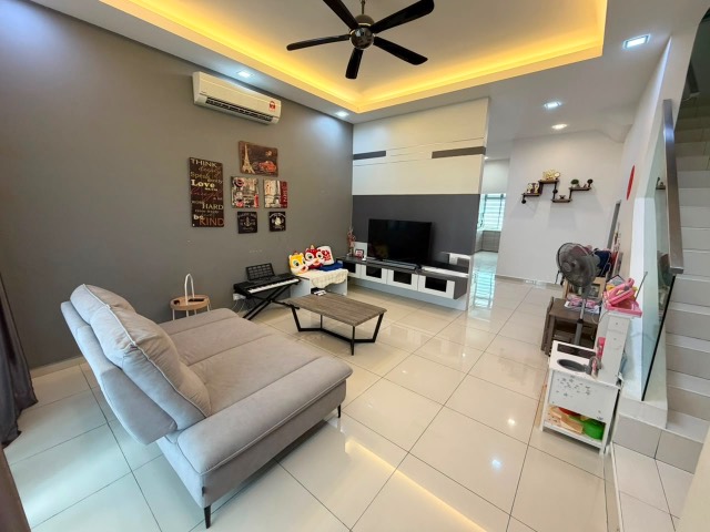 Mount Austin (LA Garden) - Double Storey Terrace / Basic Renovation in Good Condition / Walking distance to Austin Crest Shoplots