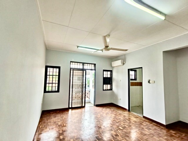 Permas Jaya - Double Storey Terrace / Original Unit / Nearby Highway to SG - Thumbnail 4