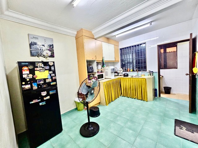 Johor Jaya - Double Storey Low Cost / Fully Renovated Unit / Good Condition - Thumbnail 5