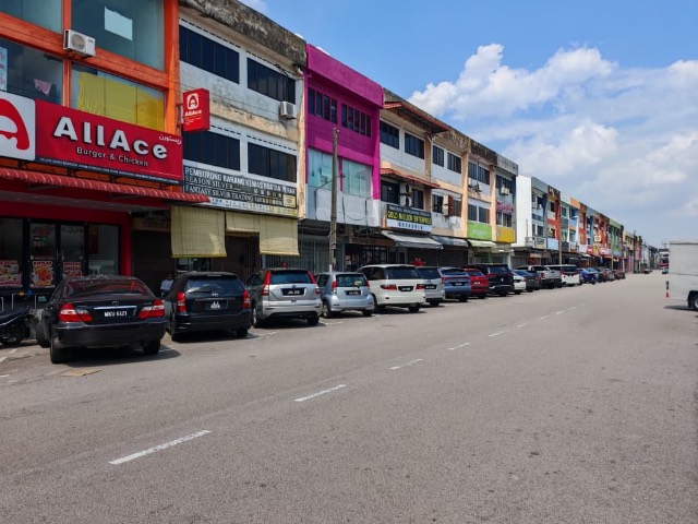 Johor Jaya - Three Storey Shop Lot / Main Distributor Street for Businesses / Crowded District - Thumbnail 8