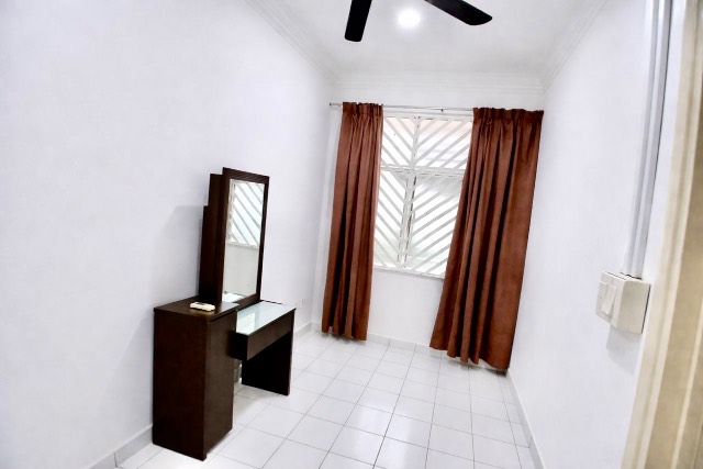 Taman Molek - 1.5 Storey Terrace / Basic Renovation / Matured Area & Nearby Town - Gambar kecil 3