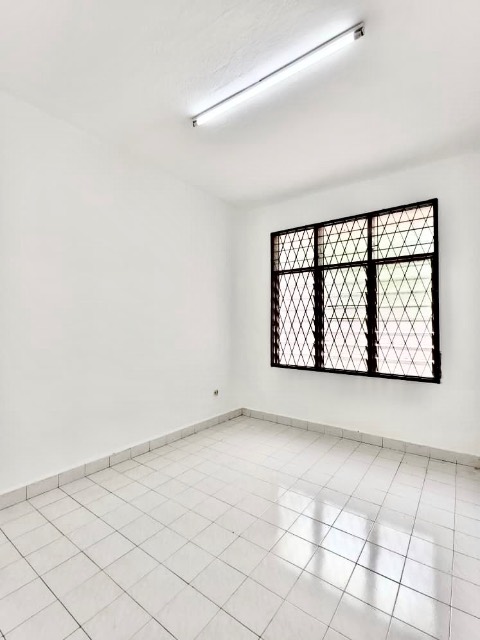 Bukit Kempas - Double Storey Semi Detached / Huge Size with Extra Land / Newly Refurbished - Thumbnail 14