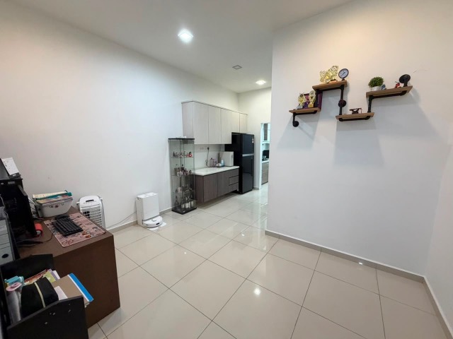 Mount Austin (LA Garden) - Double Storey Terrace / Basic Renovation in Good Condition / Walking distance to Austin Crest Shoplots - Thumbnail 9