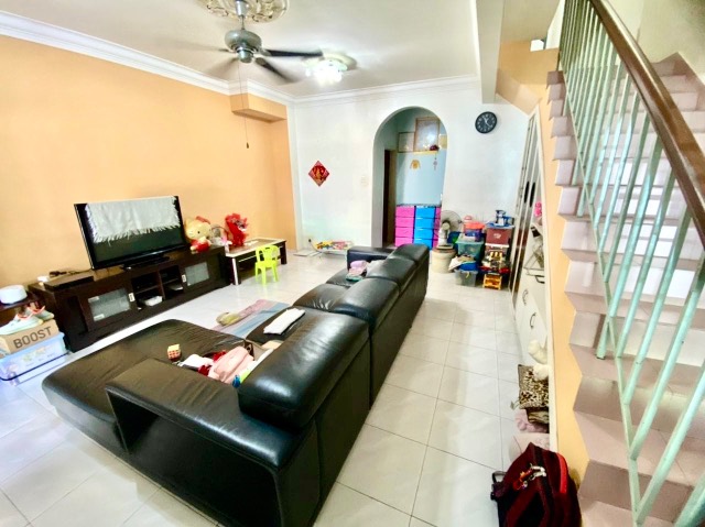 Bukit Indah - Double Storey Terrace / Full Loan Unit / Nearby Shops & Tuas Highway - Thumbnail 2