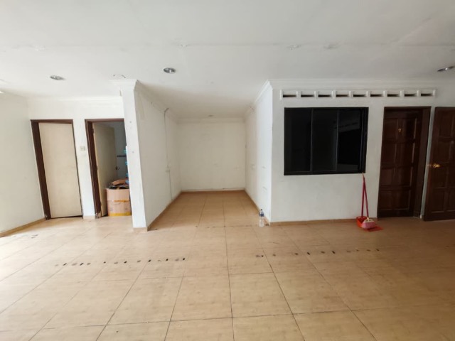Johor Jaya - Three Storey Shop Lot / Main Distributor Street for Businesses / Crowded District - Thumbnail 2