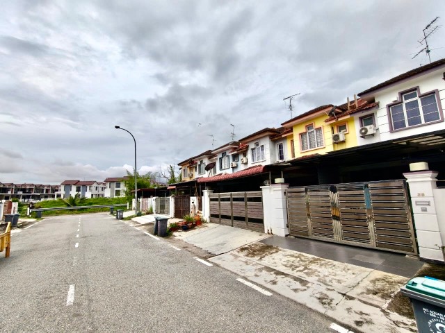 Bukit Indah - Double Storey Terrace / Full Loan Unit / Nearby Tuas & AEON Mall