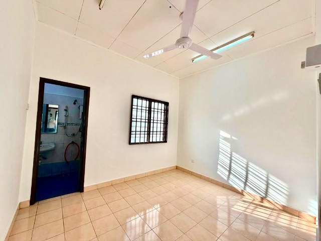 Mutiara Rini - Double Storey Terrace / Rare Unit Below RM700K / Well Maintained in Good Condition - Thumbnail 5