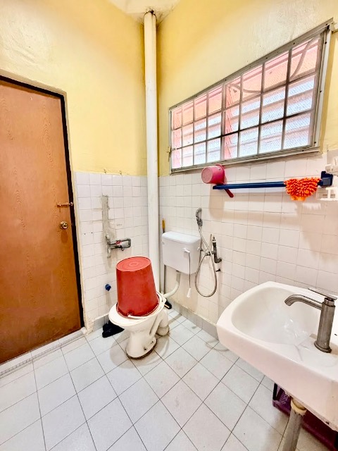 Taman Molek (Desa Harmoni) - Double Storey Terrace / Renovated in Well Condition / Nearby Molek Shops & Highway to Town - Thumbnail 10