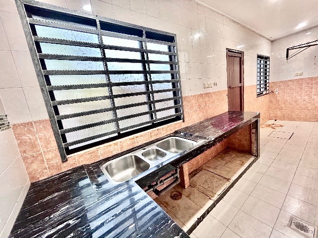 Skudai (Taman Harmoni 2) - Double Storey Terrace / Renovated with Kitchen Extension / 5mins to Mutiara Rini & Tun Aminah - Thumbnail 14