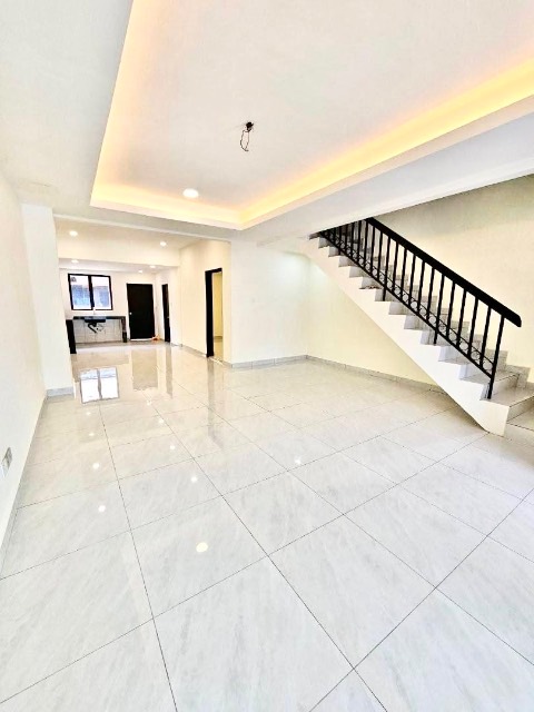Bukit Indah - Double Storey Terrace / Fully Renovated Unit / Nearby AEON Mall & Tuas - Thumbnail 2