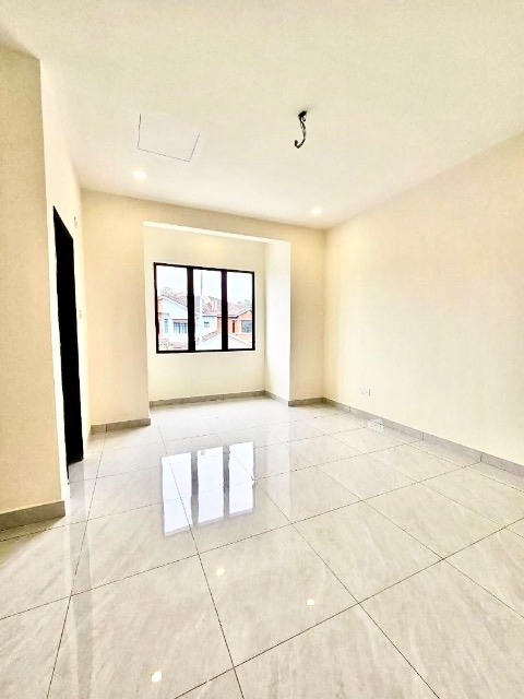 Bukit Indah - Double Storey Terrace / Fully Renovated Unit / Nearby AEON Mall & Tuas - Thumbnail 5