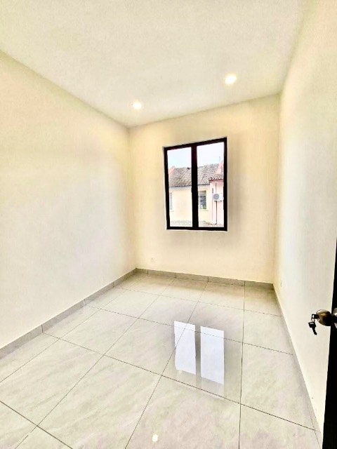 Bukit Indah - Double Storey Terrace / Fully Renovated Unit / Nearby AEON Mall & Tuas - Thumbnail 6