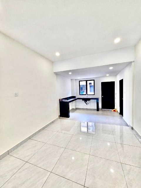 Bukit Indah - Double Storey Terrace / Fully Renovated Unit / Nearby AEON Mall & Tuas - Thumbnail 11