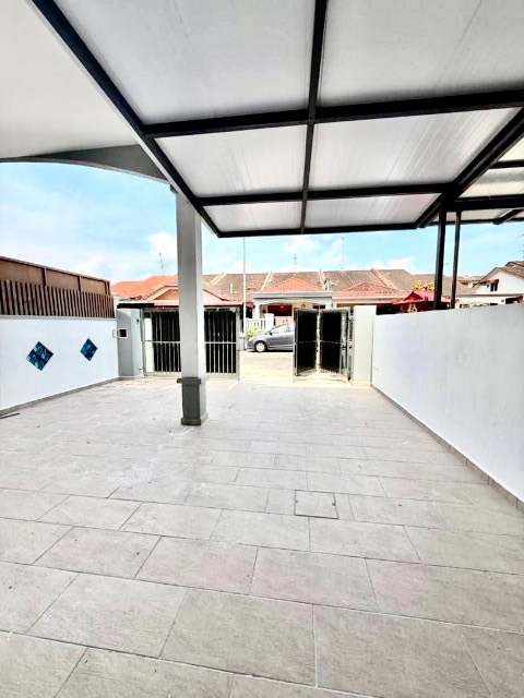 Bukit Indah - Single Storey Terrace / Renovated & Extended / 5 mins to Tuas Highway - Thumbnail 3