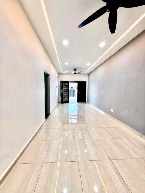 Bukit Indah - Single Storey Terrace / Renovated & Extended / 5 mins to Tuas Highway - Thumbnail 4