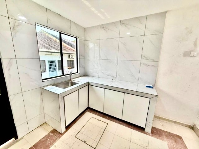 Bukit Indah - Single Storey Terrace / Renovated & Extended / 5 mins to Tuas Highway - Thumbnail 10