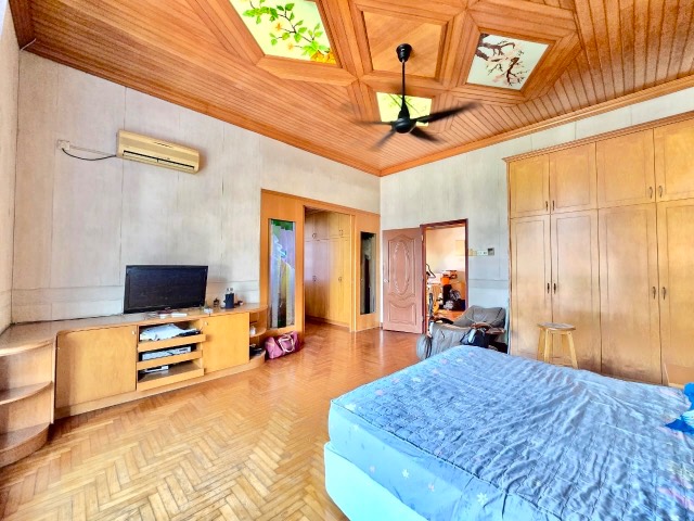 Taman Molek (Redang Villa) - 2.5 Storey Semi Detached / Fully Renovated in Good Condition / Gated & Guarded - Thumbnail 4