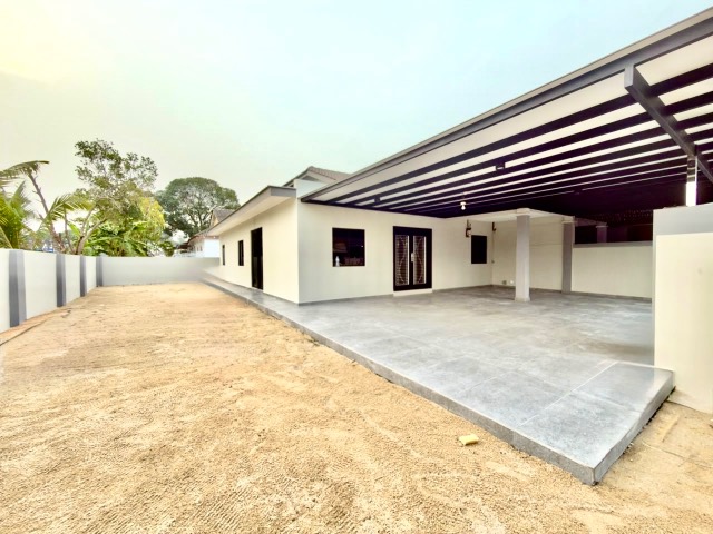Taman Universiti - Single Storey Terrace / Corner Lot Super Big Land / Fully Renovated & Extended
