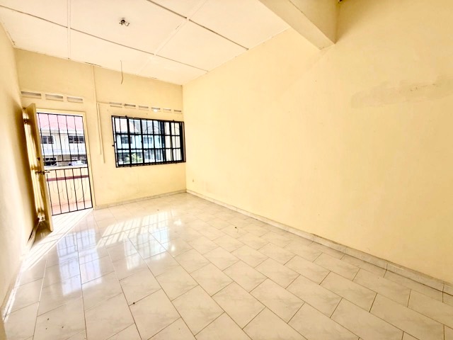 Johor Jaya - Double Storey Terrace / Original Unit with Kitchen Extension / Walking Distance to Shop - Thumbnail 3