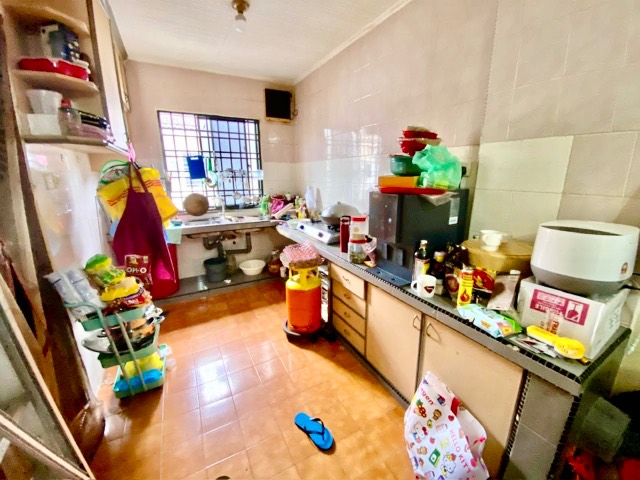 Johor Jaya - Single Storey Terrace / Extended Kitchen & Room / Nearby School & Shoplots - Thumbnail 4
