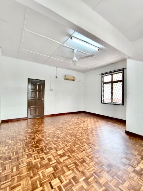 Bukit Kempas - Double Storey Semi Detached / Huge Size with Extra Land / Newly Refurbished - Thumbnail 6