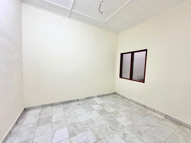 Tun Aminah - Single Storey Terrace / Nearby Shoplots Very Convenient - Thumbnail 4