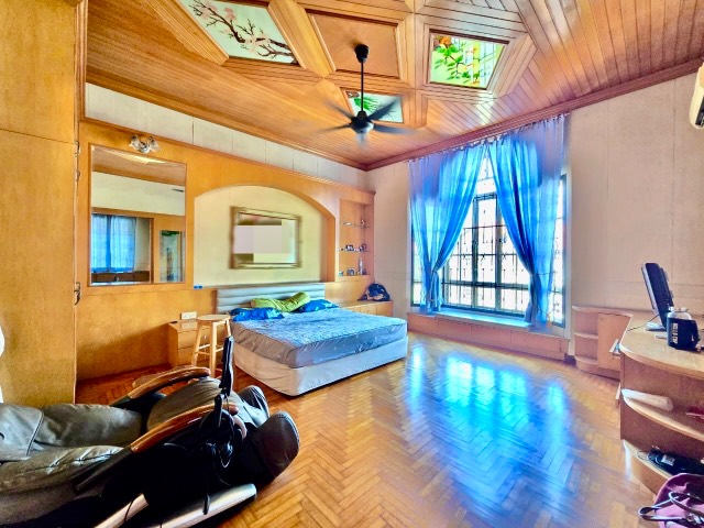 Taman Molek (Redang Villa) - 2.5 Storey Semi Detached / Fully Renovated in Good Condition / Gated & Guarded - Thumbnail 3