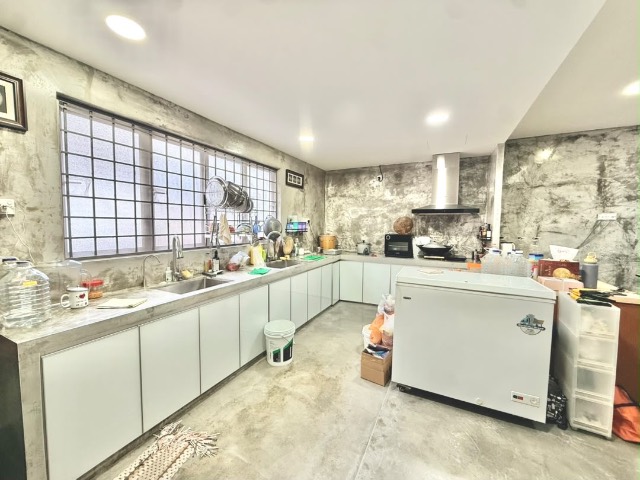 Taman Molek - Double Storey Terrace / Large Spacious Unit / Basic Renovation - Thumbnail 7