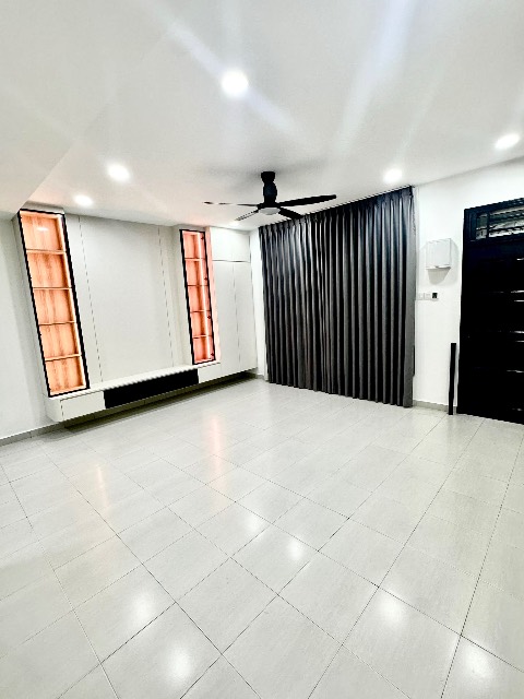 Mount Austin (LA Garden) - Double Storey Terrace / Fully Renovated Unit / Strategic & Convenient Location