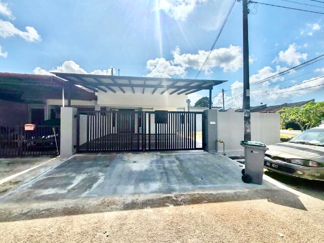 Taman Universiti - Single Storey Terrace / Corner Lot with Bigger Land / Renovated Unit