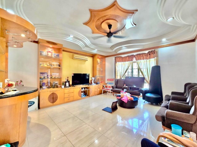 Taman Molek (Redang Villa) - 2.5 Storey Semi Detached / Fully Renovated in Good Condition / Gated & Guarded
