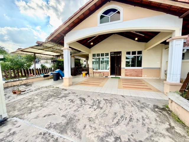 Pelangi Indah - Single Storey Terrace / End Lot with 25ft Side Land / Gated & Guarded - Thumbnail 1