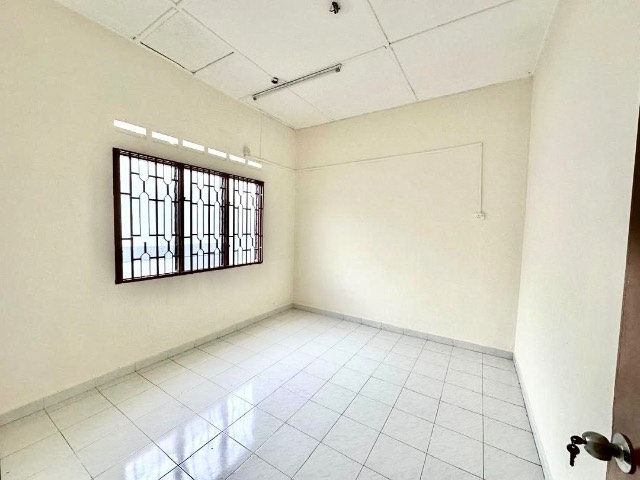Tun Aminah - Single Storey Terrace / Nearby Shoplots Very Convenient - Thumbnail 2
