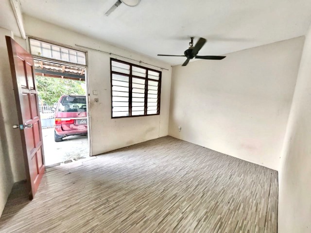 Taman Perling - Double Storey Medium Cost / End Lot with 10ft Extra Land / Original Unit - Thumbnail 1