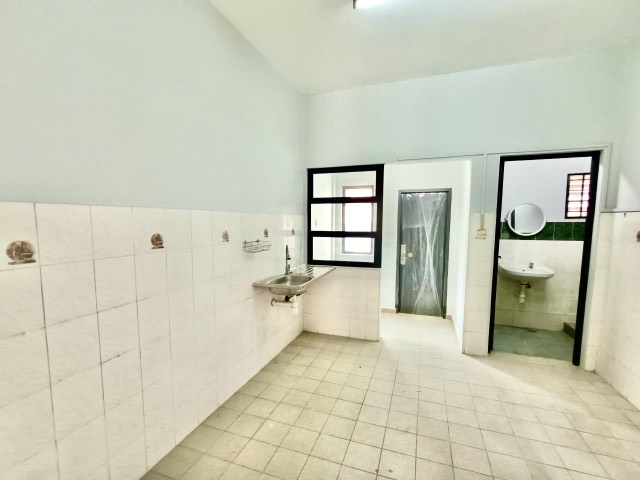 Permas Jaya - Double Storey Terrace / Original Unit / Nearby Highway to SG - Thumbnail 10