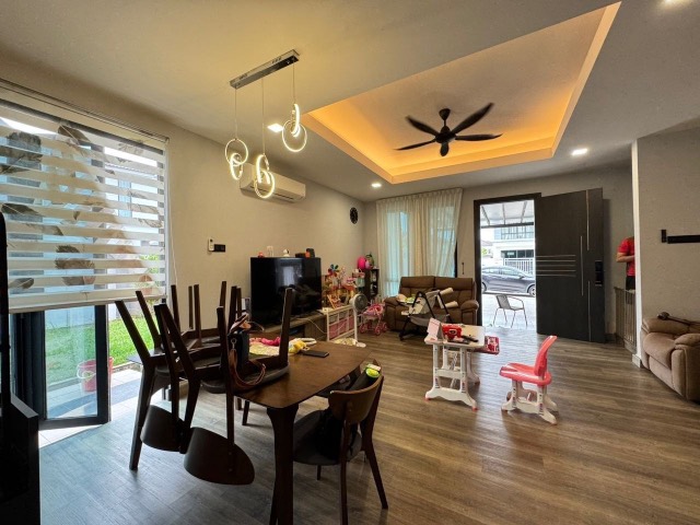 Austin Duta - Double Storey Terrace / Corner Lot with Bigger Land / Renovated in Good Condition - Thumbnail 2