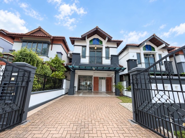 Impian Emas - Double Storey Terrace / Large Size & Built Up / Fully Renovated Unit