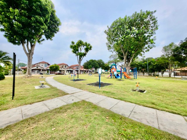 Taman Molek (Molek Cottage) - 1.5 Storey Terrace / Unblock Garden View / Gated & Guarded