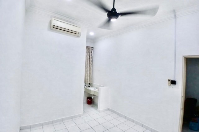 Taman Molek - 1.5 Storey Terrace / Basic Renovation / Matured Area & Nearby Town - Gambar kecil 4
