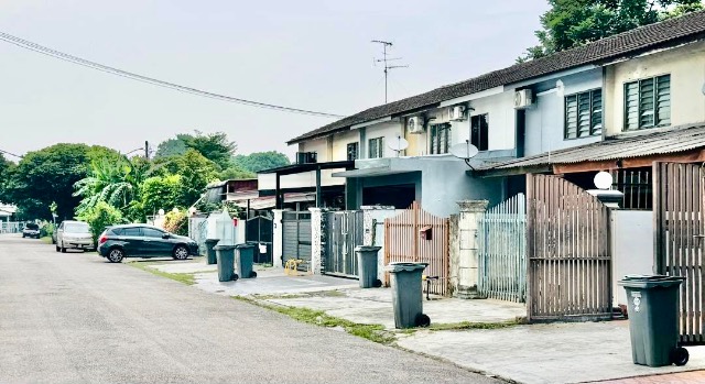 Taman Molek - Double Storey Low Cost / Original Condition - Thumbnail 9