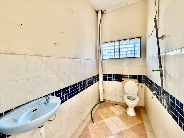 Johor Jaya - Double Storey Terrace / Original Unit with Kitchen Extension / Walking Distance to Shop - Thumbnail 9