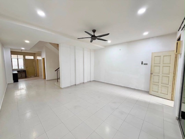 Mount Austin (LA Garden) - Double Storey Terrace / Original Condition / Right Opposite Austin Crest Shoplots - Thumbnail 2