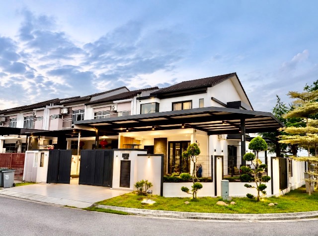 Impian Emas (Iconia Garden) - Double Storey Terrace / Corner Lot with Extra 20ft Land / Fully Renovated & Extended