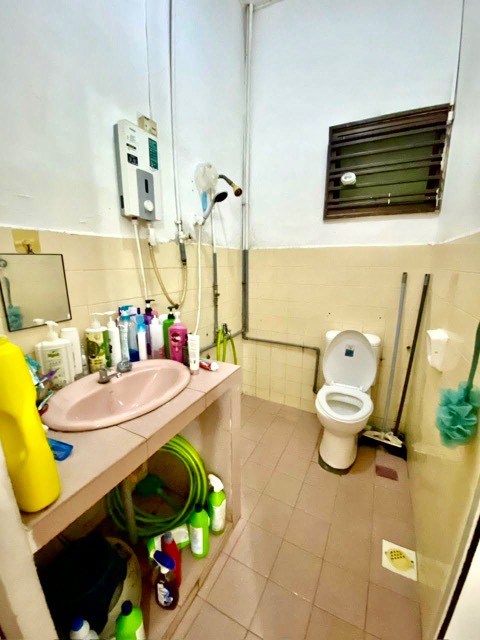 Johor Jaya - Single Storey Terrace / Extended Kitchen & Room / Nearby School & Shoplots - Thumbnail 6
