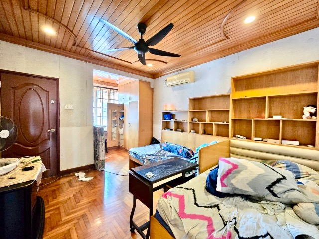 Taman Molek (Redang Villa) - 2.5 Storey Semi Detached / Fully Renovated in Good Condition / Gated & Guarded - Thumbnail 5