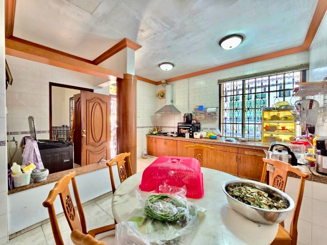 Taman Molek (Redang Villa) - 2.5 Storey Semi Detached / Fully Renovated in Good Condition / Gated & Guarded - Thumbnail 8