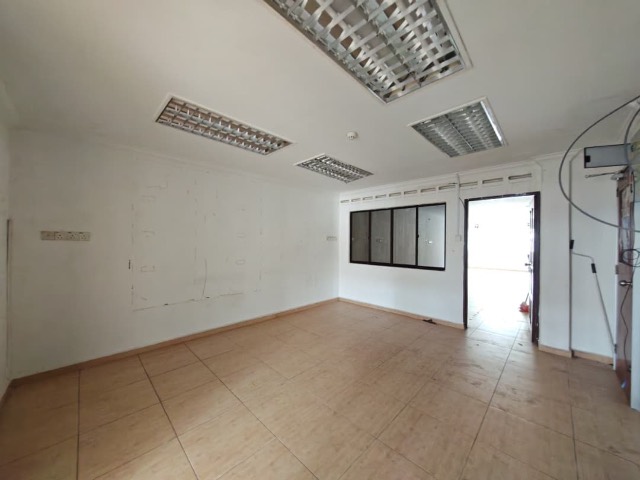 Johor Jaya - Three Storey Shop Lot / Main Distributor Street for Businesses / Crowded District - Thumbnail 5