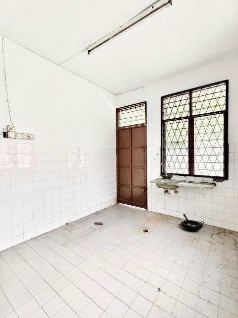 Bukit Kempas - Double Storey Semi Detached / Huge Size with Extra Land / Newly Refurbished - Thumbnail 15