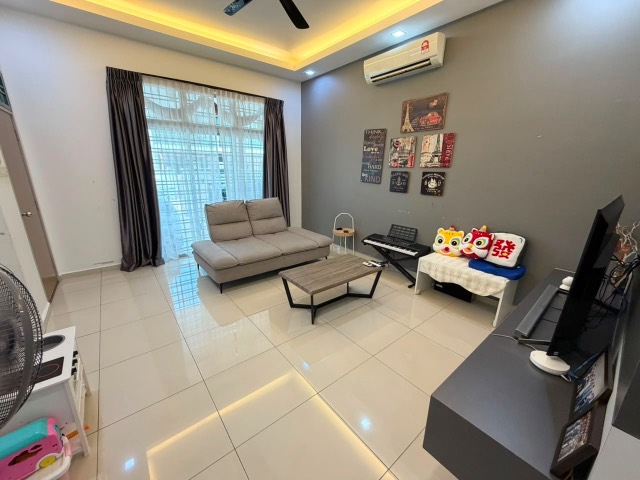 Mount Austin (LA Garden) - Double Storey Terrace / Basic Renovation in Good Condition / Walking distance to Austin Crest Shoplots - Thumbnail 2